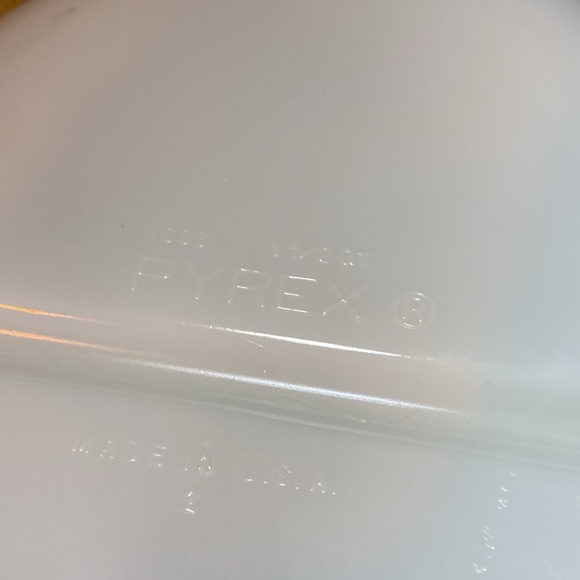 Vintage White Pyrex 1 1/2 Qt Milk Glass Divided Casserole Dish 1.5 Quart 1083 - Picture 3 of 3